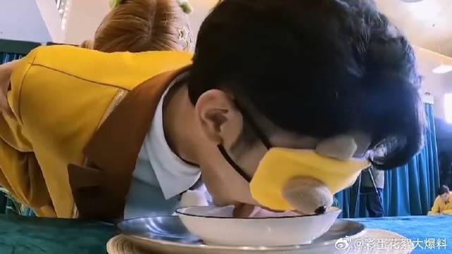 蒙眼猜食物，蒋龙啃着盘子狂舔，跟哈巴狗似的！