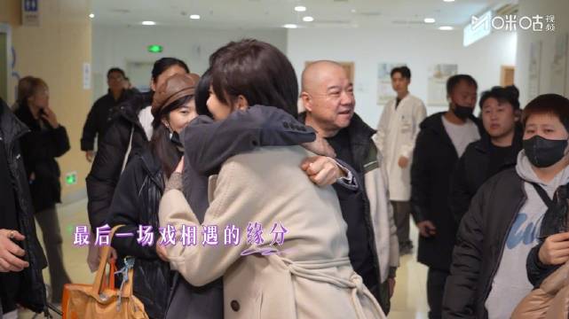 唐嫣王姬片场对戏激烈拥抱庆祝杀青