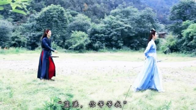“他永远不理你，不跟你并排走”后来啊他永远走在你身边，怕再一次弄丢你