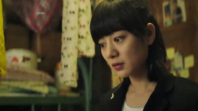女孩本想背着男友送的名牌包在室友面前炫耀一番，结果却发生了尴尬一幕！
