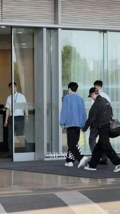 观众为何如此期待王俊凯与杨紫在《中餐厅》的“梳头姐弟”重聚？