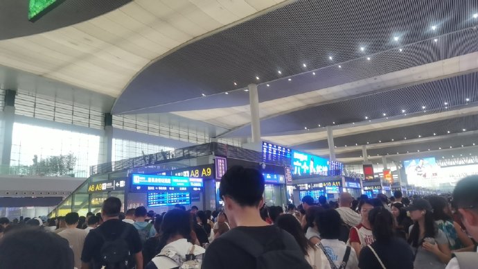粉丝和网友对于刘亦菲这次被偶遇的反响和评价如何？
