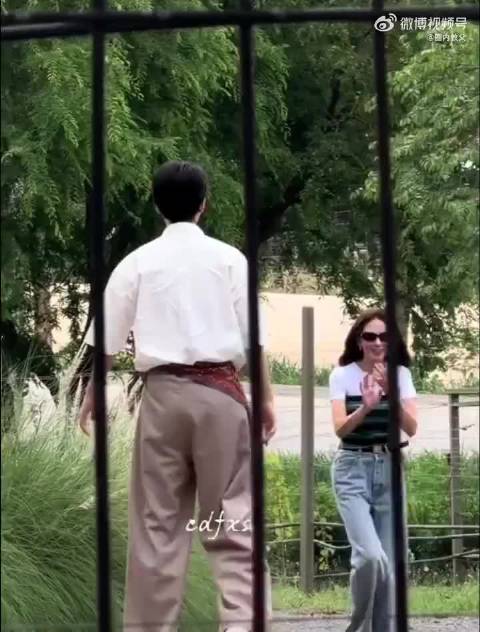 王俊凯和昆凌中餐厅同框也太有梗了！
