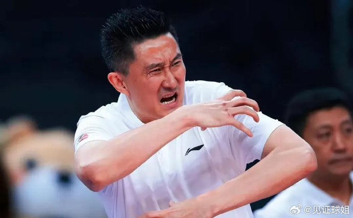 除了严苛训练，杜锋在培养年轻球员（如胡明轩、徐杰）上还有哪些方法？