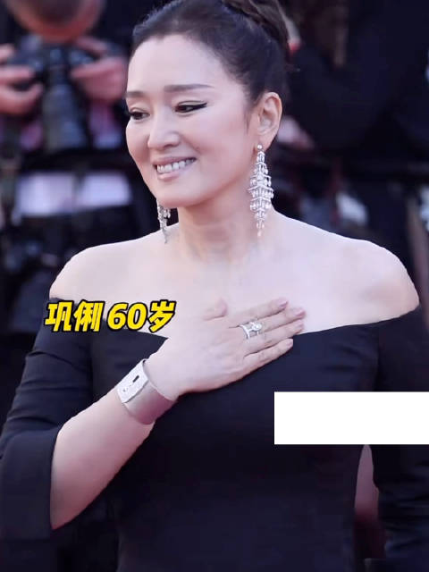 张艺兴巩俐等亮相戛纳红毯,张艺兴状态松弛大气