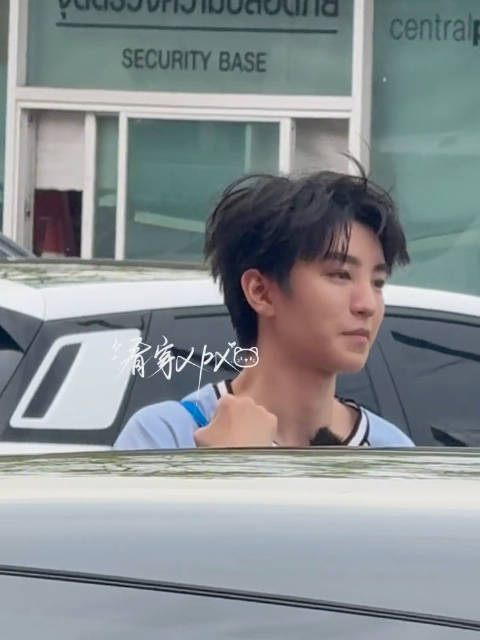 在清迈热到红温的小凯哥哥，风吹起刘海好好看 @TFBOYS-王俊凯 cr logo