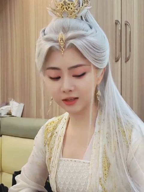 谭松韵白发造型颠覆想象，仙气龙主演绎神女新形象
