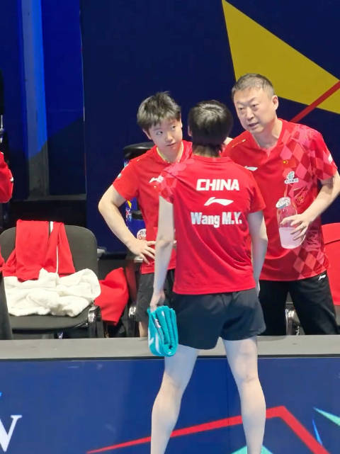 孙颖莎赛后鼓励队友王曼昱