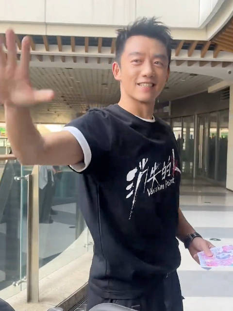郑恺成都路演与粉丝碰拳互动