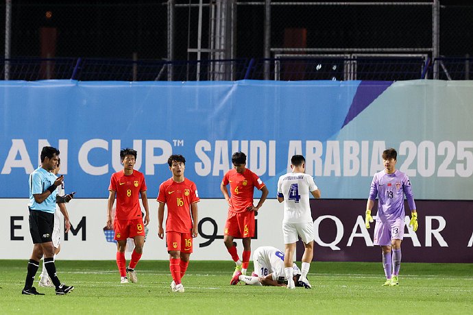 21年终破茧！U17国足绝境逆转，沙特夜空的队徽之吻