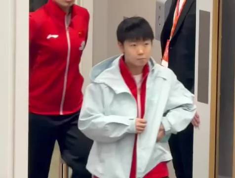 国乒伦敦世乒赛结束走进高校互动，王楚钦摸林诗栋肚子孙颖莎场下观战