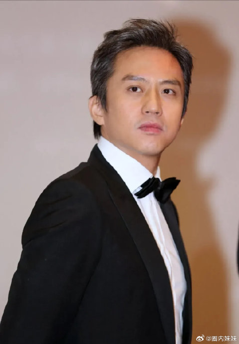 明星父母如邓超陪同孩子参加国际比赛，是否会对孩子造成额外压力？