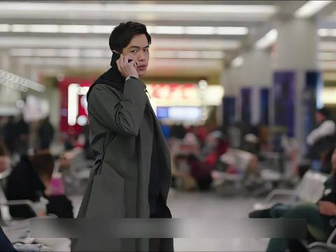 男人无意间在机场发现，未婚妻竟在接受别的男人求婚！