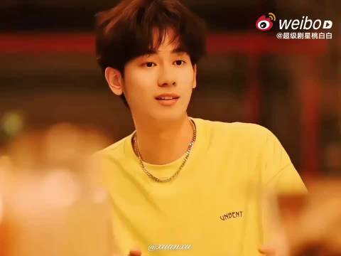 胡先煦粉丝向工作人员笑着道歉，明星号召力引爆客流