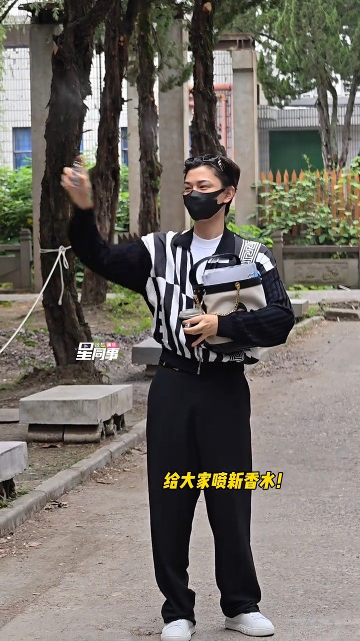 丁禹兮给粉丝们喷香水