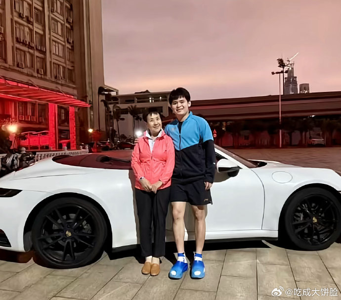 林诗栋的启蒙教练关艳和家乡人民在机场迎接他时，有哪些感人的细节？