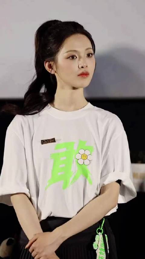 杨超越治好了我的斜视，看的我眼直了 电影10间敢队杨超越