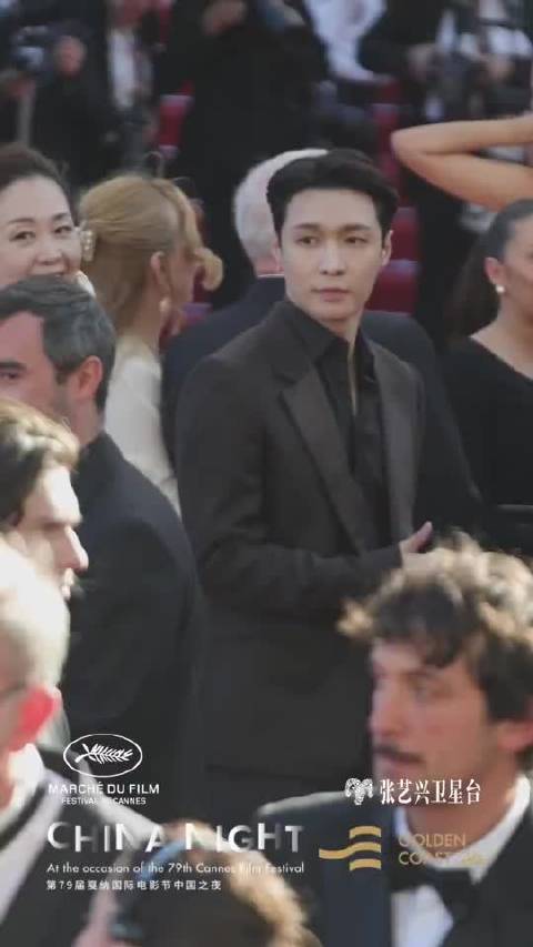 张艺兴戛纳红毯深棕礼服低调奢华，举止谦和