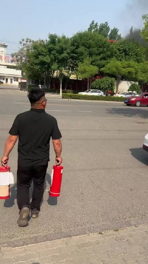 货车着火路人洒水车合力扑灭