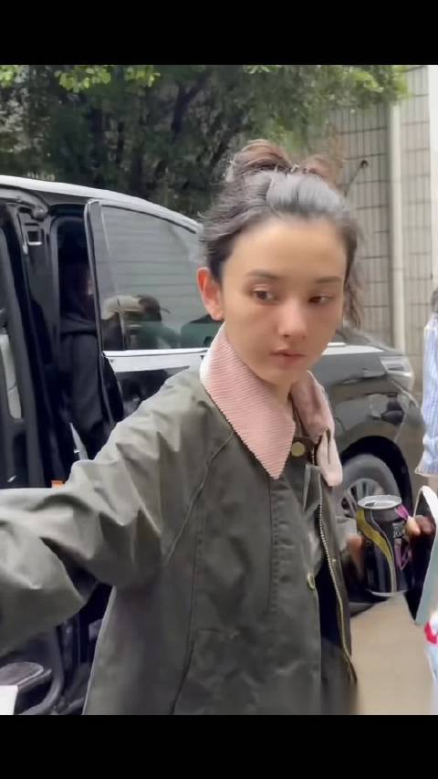 宋祖儿素颜上班状态佳，网友赞其神似张柏芝