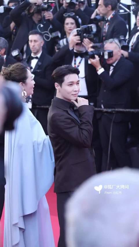 张艺兴亮相戛纳红毯，全场高呼Lay引其惊讶