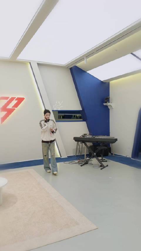 孙怡捂鼻子因旁人吸烟,粉丝呼吁关注其舞台表现