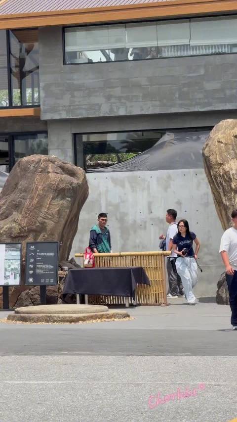 《雾里青》穿老头背心李现路透