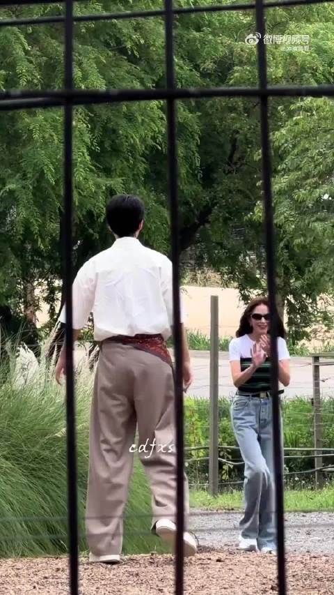 王俊凯黄晓明昆凌现身中餐厅录制