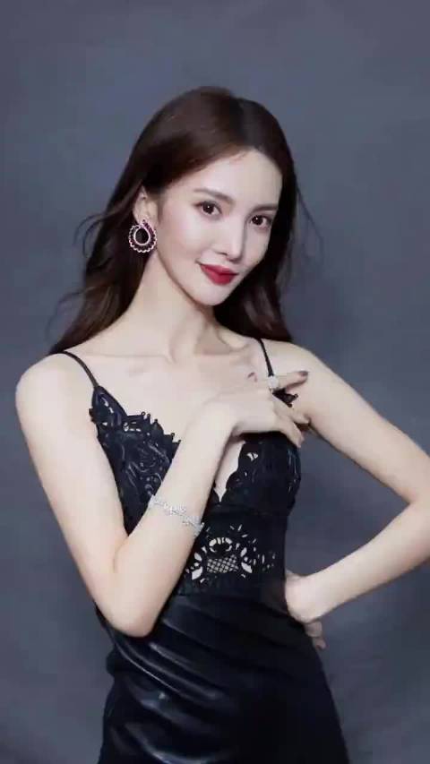 金晨直播落泪冲掉面膜，网友心疼直爽性格罕见脆弱