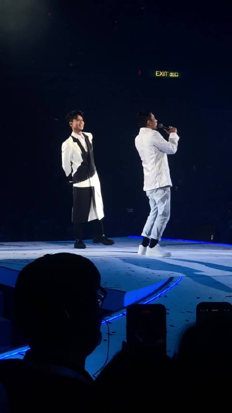 李克勤红馆演唱会嘉宾刘德华现场献唱引欢呼