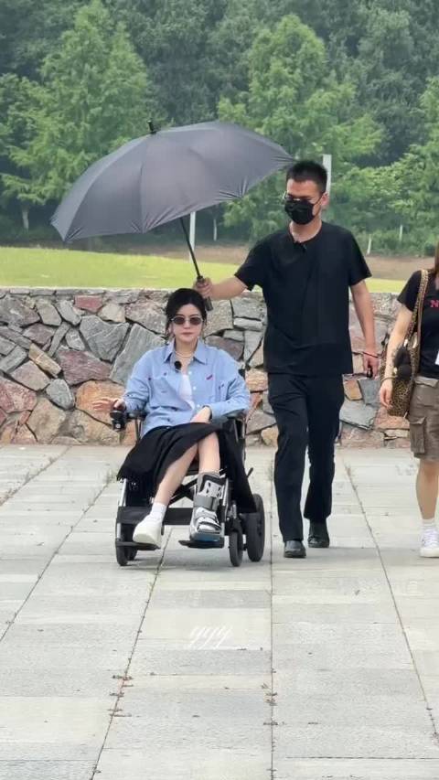 陈妍希录制综艺，已熟练掌握自动轮椅