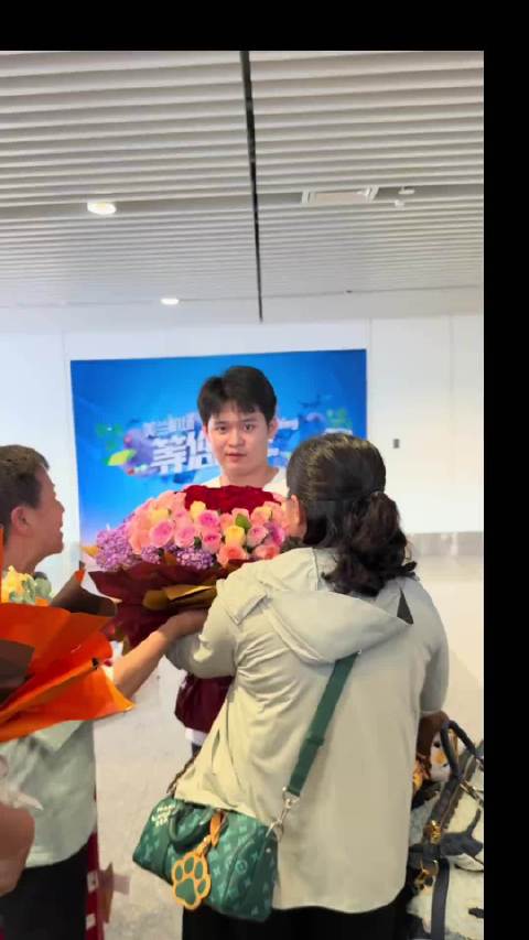 怪不得孩子那么乖！原来旁边是妈妈哦！林诗栋