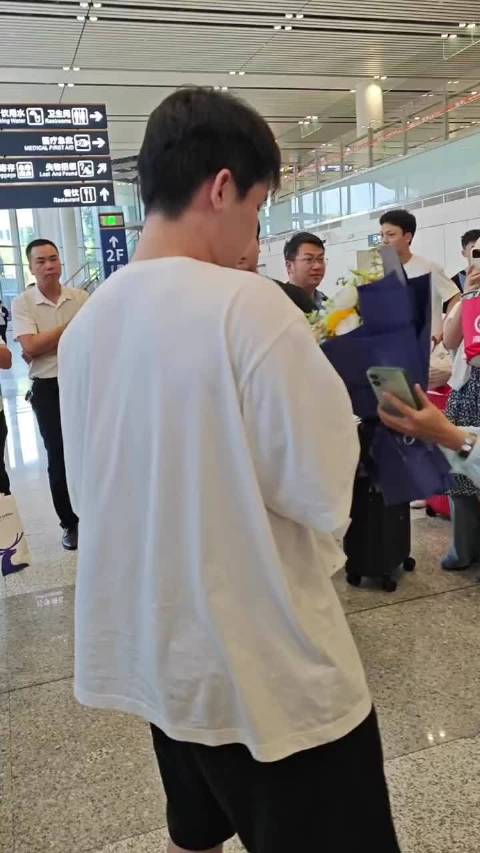 林诗栋回应粉丝提问：比赛期间无暇顾及其他