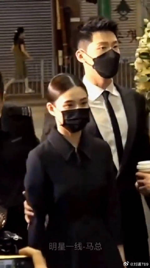 赌王何鸿燊家祭举行，准女婿窦骁陪何超莲现身