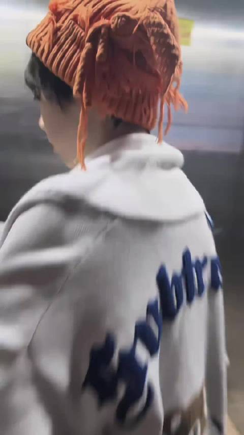 陈奕恒把电梯搞成秀场了怪不得衣品这么好，原来是真当个模特！
