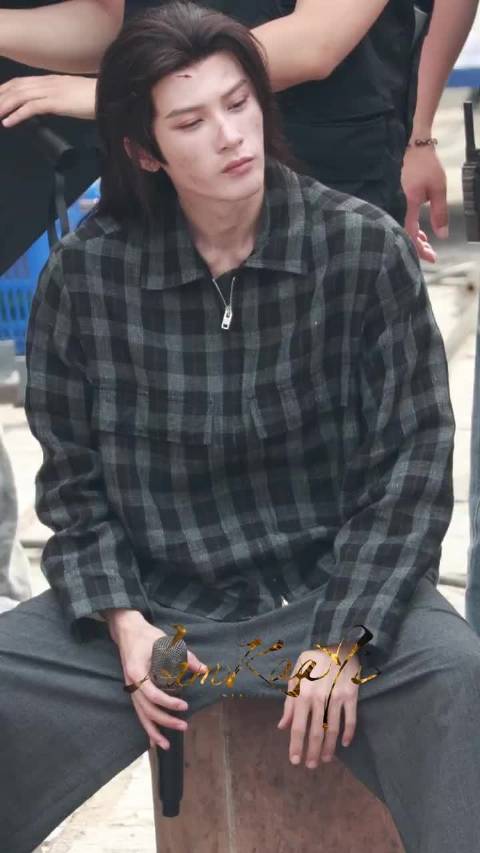 檀健次新剧拍摄现场播放泰坦尼克号主题曲