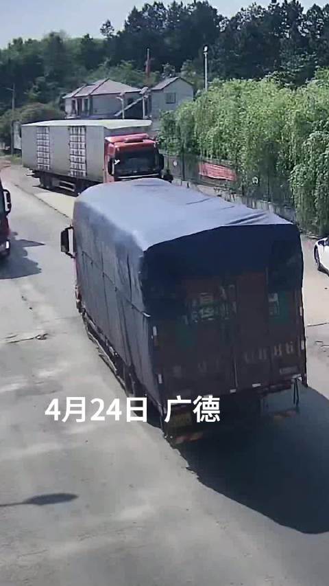 货车刮倒电动车