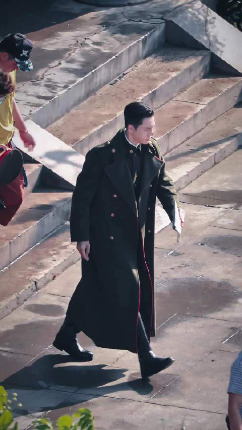 陈伟霆亮相九门活动展现自信风采
