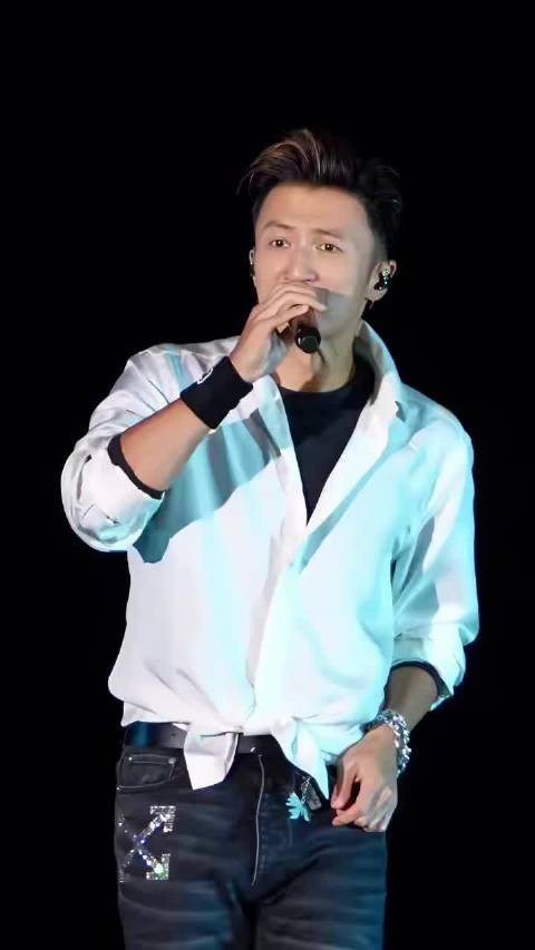谢霆锋成都演唱会拒AI建议穿雨衣，坚持白衬衣登场