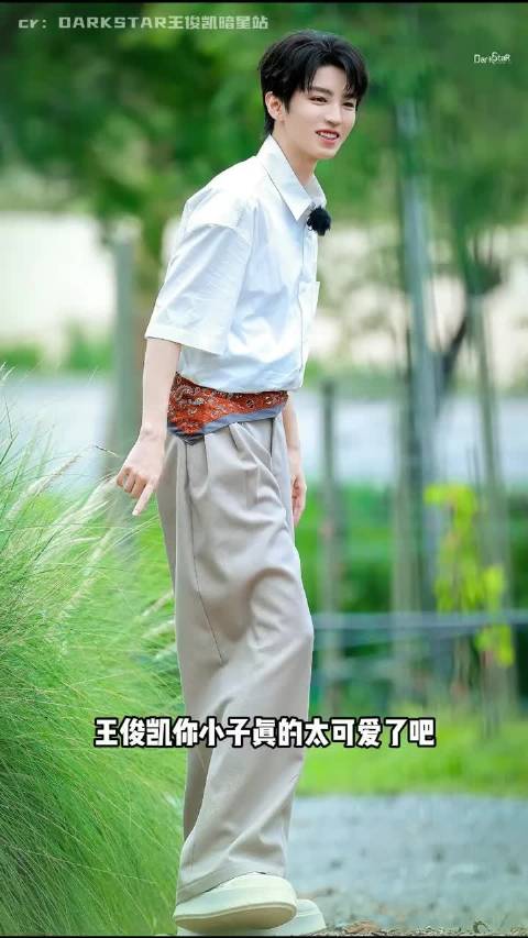 王俊凯帮姜妍提行李箱引热议