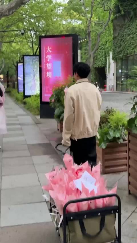 “感谢你不是超人，却为我变成了万能”
