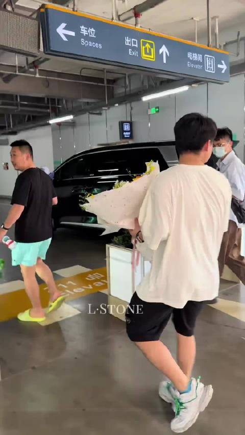球迷暖心喊话林诗栋点头回应