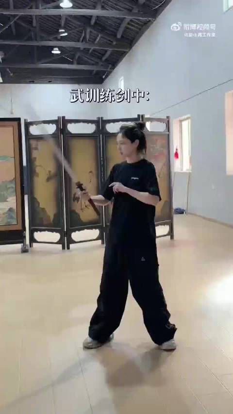 彭小苒晒训练vlog备战新戏