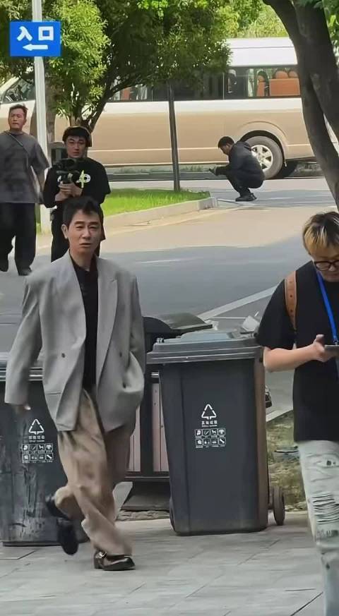 陈小春一看就知道会过日子，他都知道买衣服买大不买小