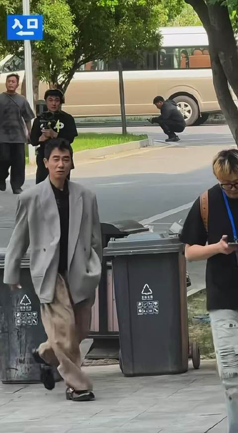 看起来明星的日子也不太好过，连山鸡哥也买断码衣服了