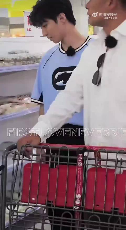 王俊凯中餐厅逛超市路透，直接给我乖晕了！