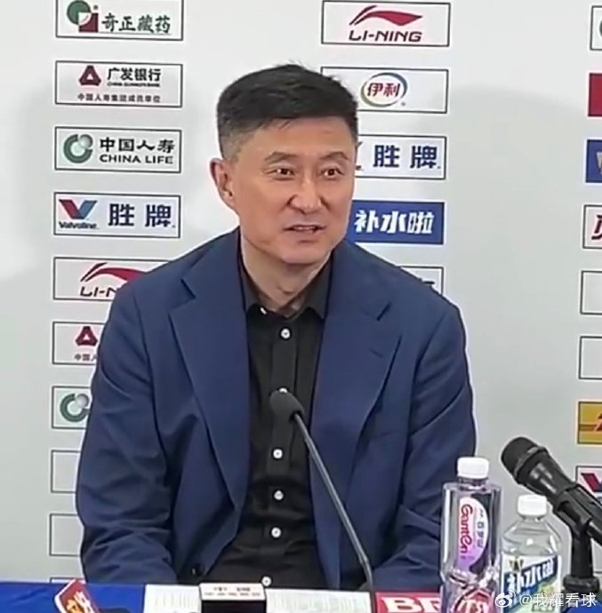广东男篮主教练杜锋对球队无缘CBA半决赛的回应为何会引发舆论两极分化？
