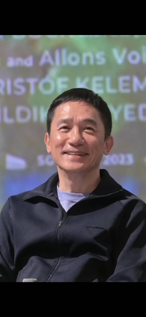63岁的梁朝伟笑容这么平和可爱，也是他这个年龄最好的状态了！