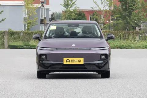 零跑B01 试驾:10万出头的纯电家用,试完才懂“均衡”有多难