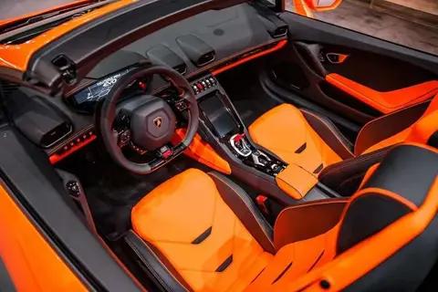 对比介绍下兰博基尼Huracán 和奥迪R8 V10 Performance的内饰